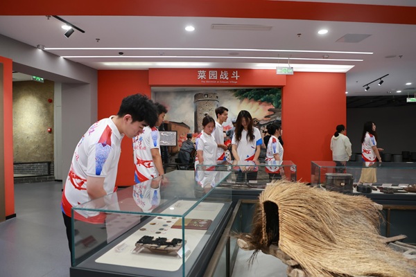 图片1:“中国红、蓝天梦”社会实践团成员在《共产党宣言》纪念馆参观.JPG 图片1:“中国红、蓝天梦”社会实践团成员在《共产党宣言》纪念馆参观.JPG