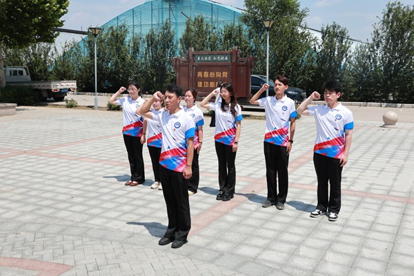 图片2:“中国红、蓝天梦”社会实践团成员在封庙村团支部旧址主题广场重温入团誓词.JPG 图片2:“中国红、蓝天梦”社会实践团成员在封庙村团支部旧址主题广场重温入团誓词.JPG